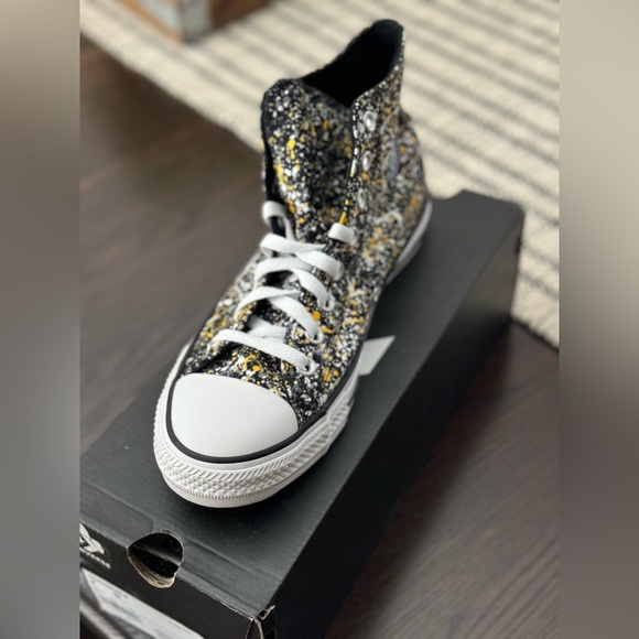 Converse size 8 men / 10 womens BRAND NEW - Picture 3 of 4